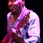 Roger Inniss' 6-string-groove