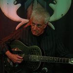 Doug MacLeod mit tierischer Krone