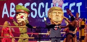 Putin und Trump als Puppen auf der Bühne