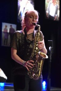 Jessica spielt Saxofon