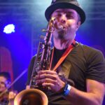 Marcin Kajper spielt Bass, Saxophon und Flöte