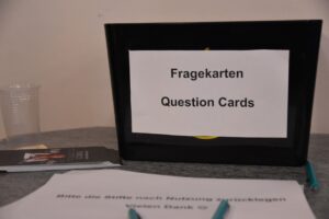 Fragen an ihn beantwortete der Sänger im zweiten Teil des Programmes