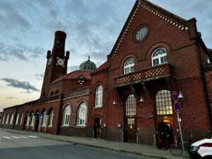 Die Hapag-Hallen Cuxhaven von außen in der blauen Stunde