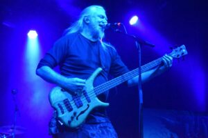 Marko Hietala stellte infolge stimmlicher Probleme das Set um. Das Konzert in Frankfurt konnte jedoch stattfinden