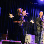 Reiner Witzel (saxophone, flute) und Emanuele Martinez (lead vocals, violin, backing vocals)